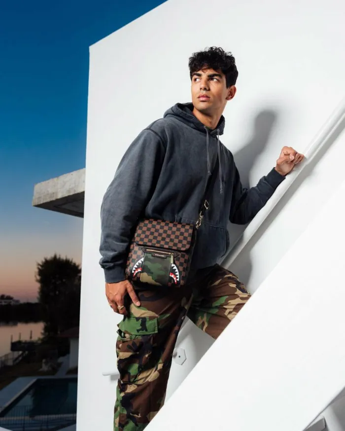 Bags SPRAYGROUND EXTERIOR GOLD ZIP POCKET SHARKS IN PARIS MESSENGER SLING BAG