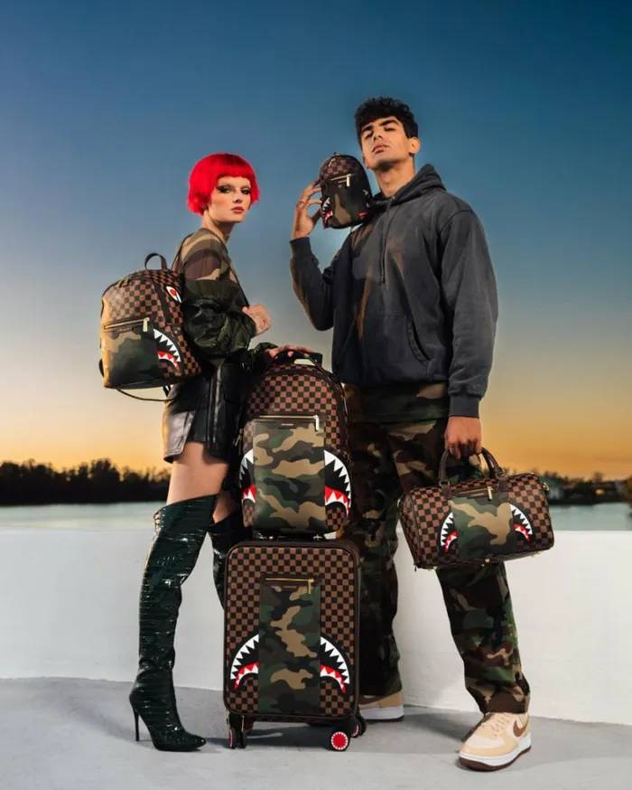 Bags SPRAYGROUND EXTERIOR GOLD ZIP POCKET SHARKS IN PARIS MESSENGER SLING BAG