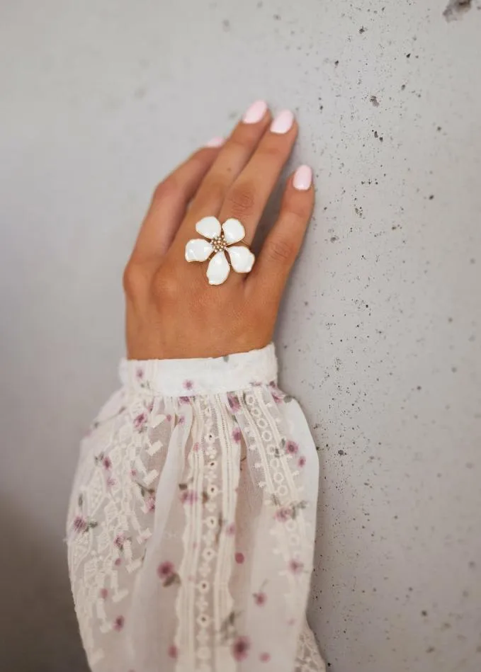 Easy Clothes Golden Blum Ring Jewelry and Accessories Rings Easy Clothes Golden Blum Ring Jewelry and Accessories Rings