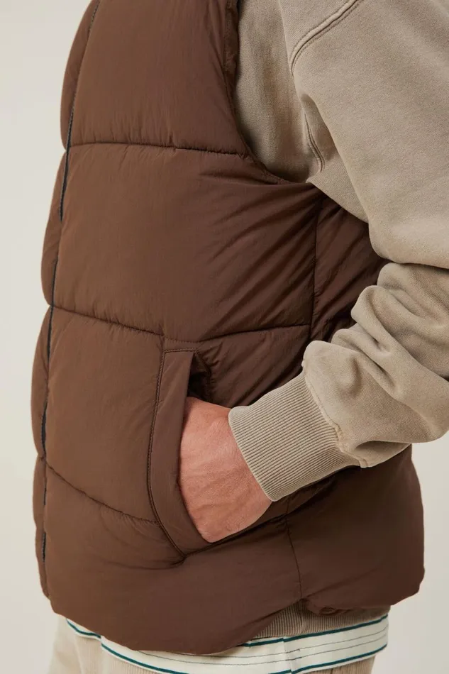 Men Jackets Cotton On Recycled Puffer Vest Chocolate
